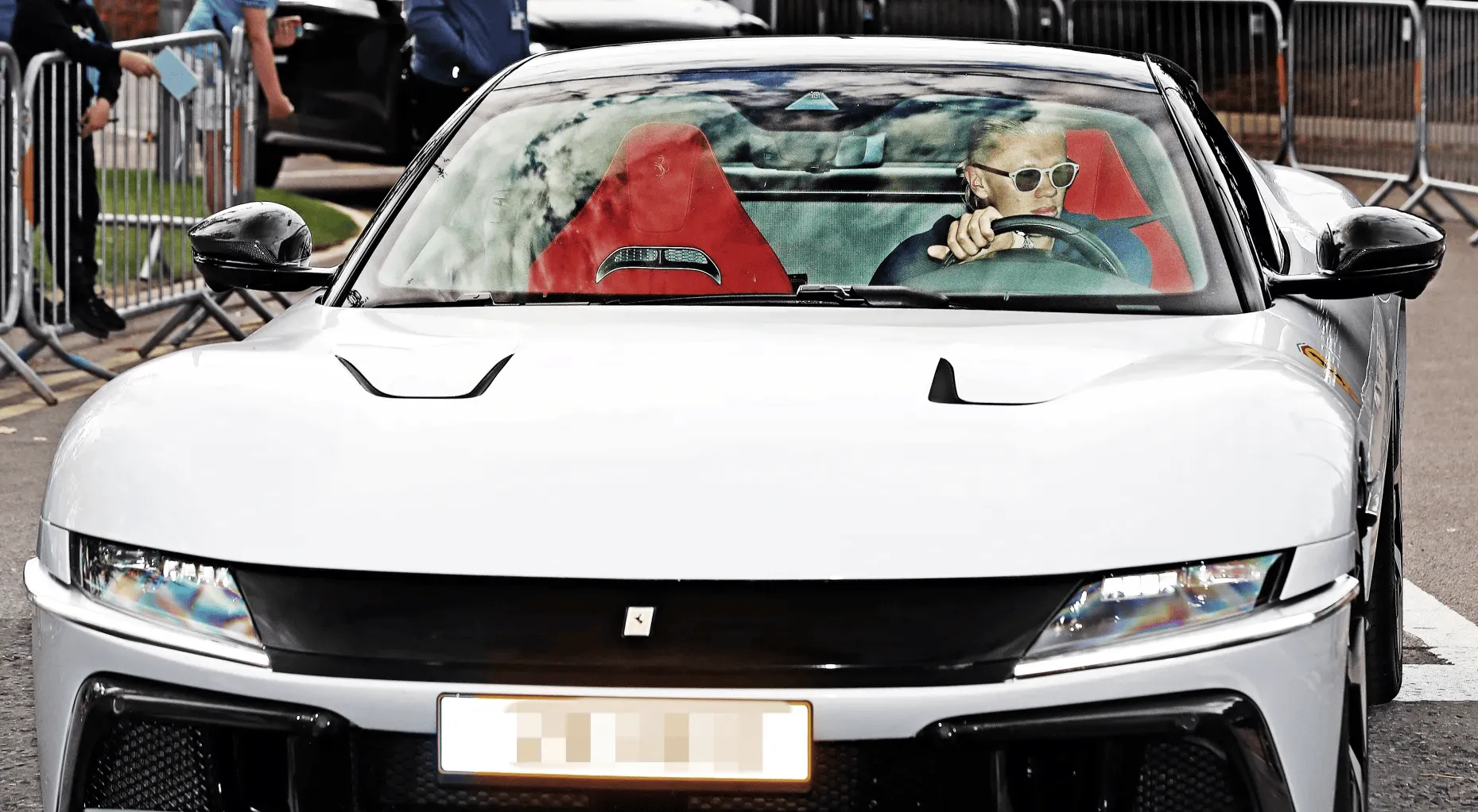 官方指定-又换新车了!哈兰德开着价值35万英镑的法拉利去参加训练