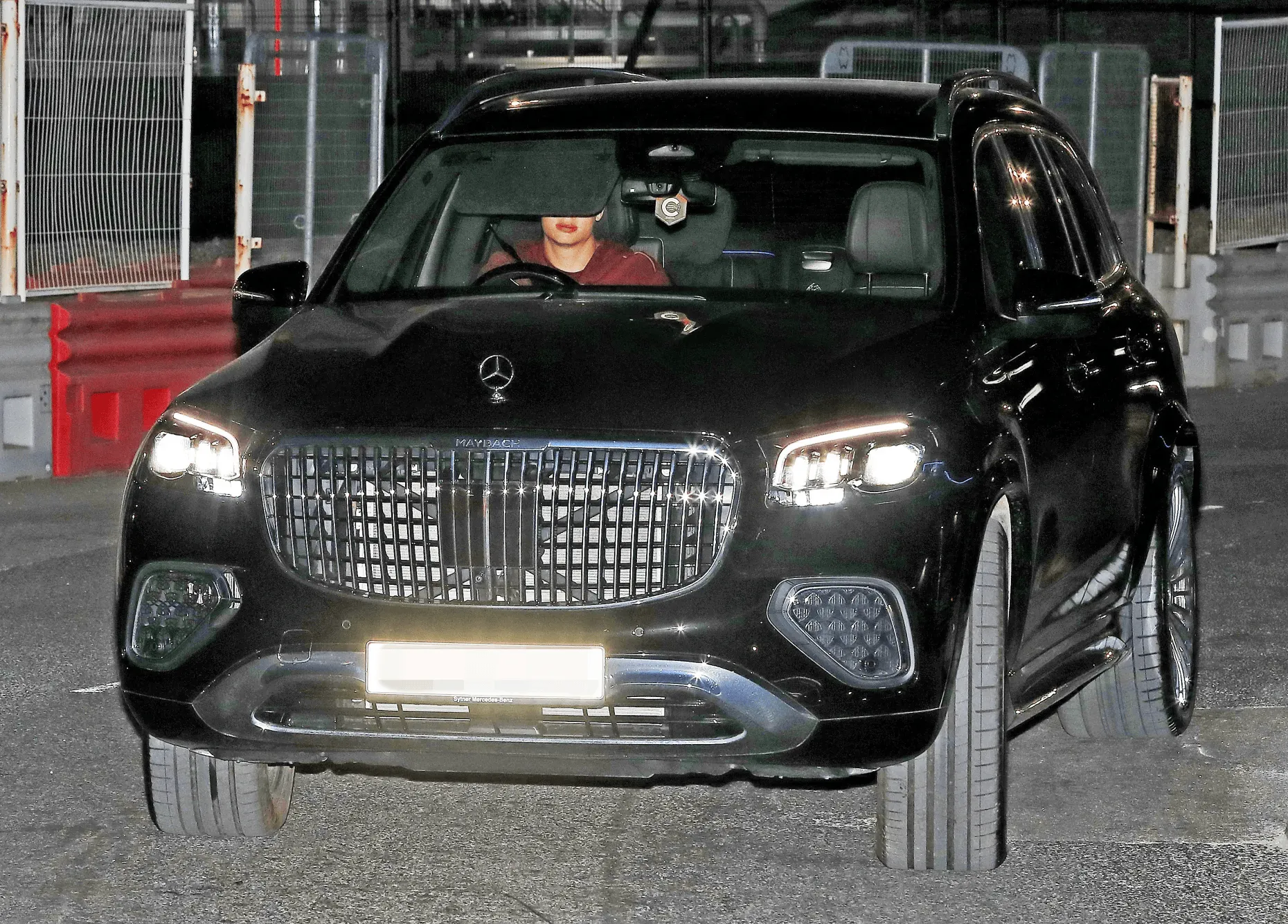 官方指定-又换新车了!哈兰德开着价值35万英镑的法拉利去参加训练