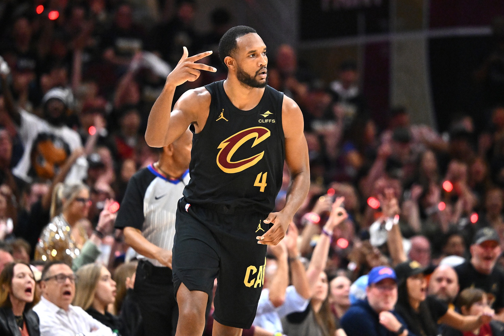 线上投注-新赛季大前锋实力盘点：字母哥与浓眉领衔，西亚卡姆阿德巴约霍姆格伦紧随其后