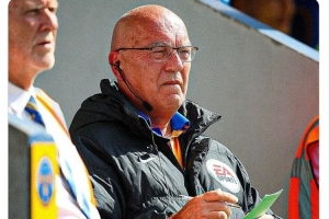 活久见!英乙比赛边裁受伤,现场广播急寻有裁判资格的球迷救场