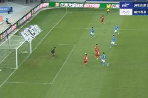 官方平台-这都不进！恩戈姆边路人球分过后传中，梅州门前三人抢点踢歪