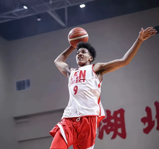 安全下注-新疆男篮注册14人：赵睿离队后仅剩阿不都顶薪 混血冯傲升一队