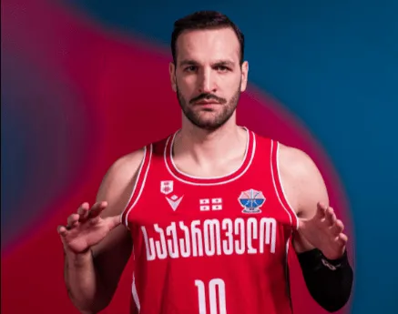 俱乐部世界杯-格鲁吉亚球员萨纳泽全场12中7,三分10中5,得到19分5篮板