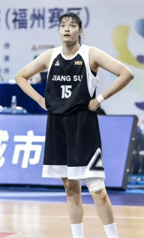 两战净胜135分！两米高塔稳定发挥又冒尖 26岁夺AMVP也难入女篮一队