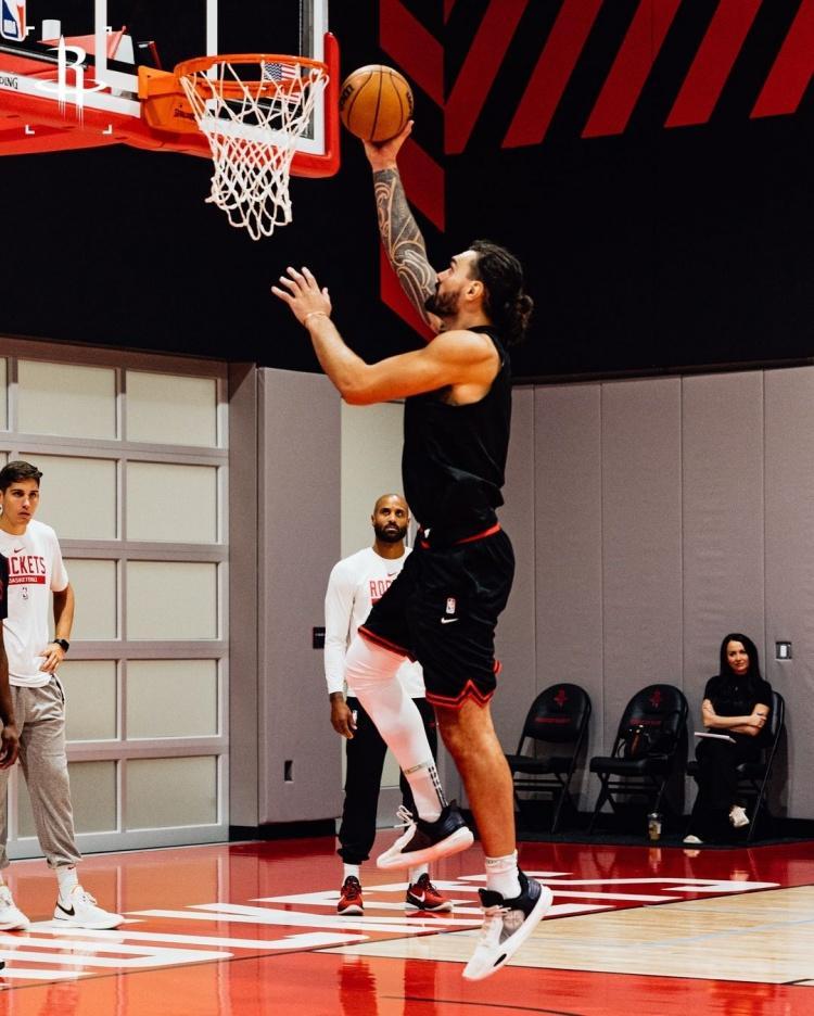 体育博彩-火箭队亚当斯伤情更新：脚踝3级扭伤，伤势严重！或将长期缺阵