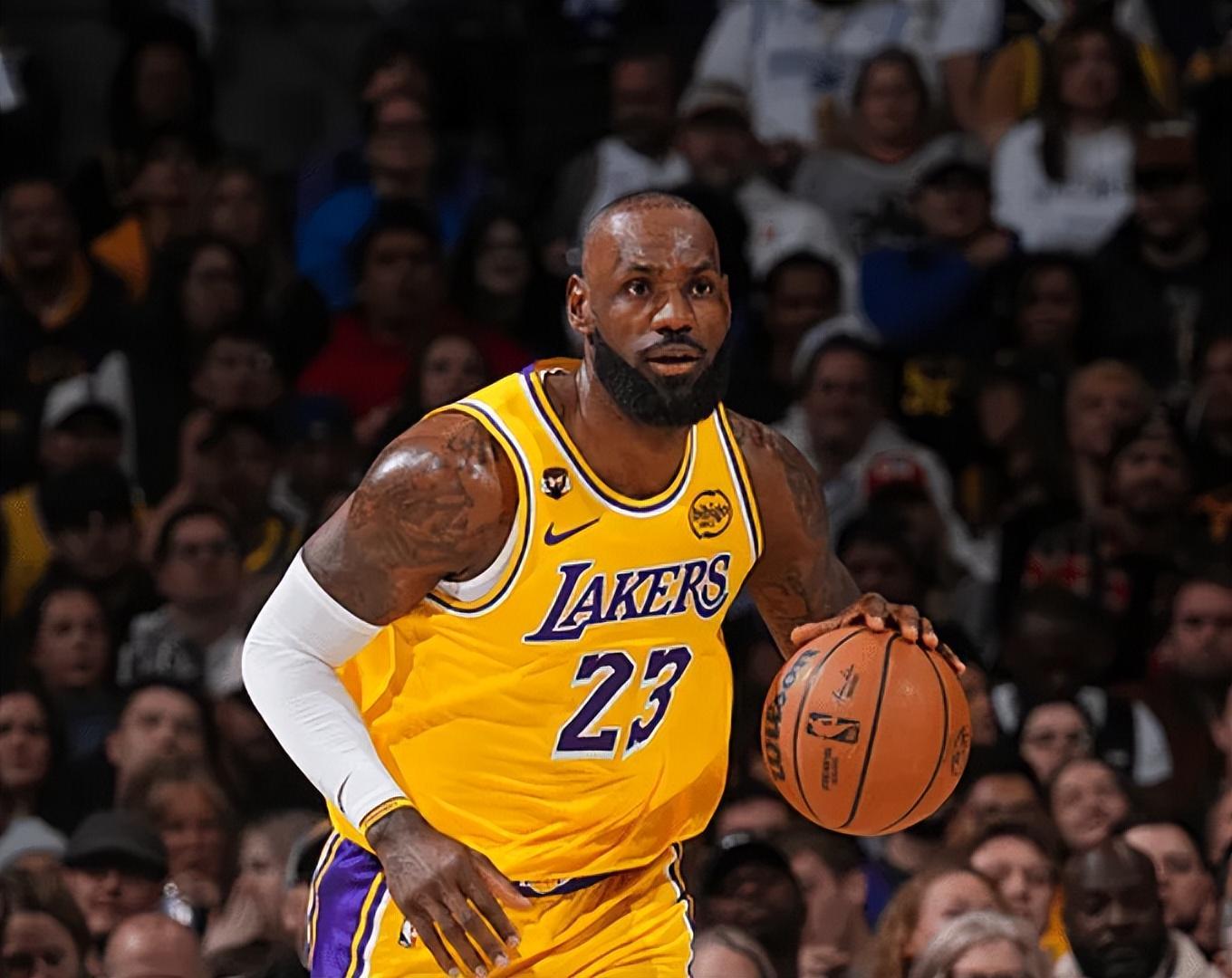 世俱杯-艾顿伤退!湖人16分大逆转,詹姆斯创2大NBA神迹,东契奇大号三双