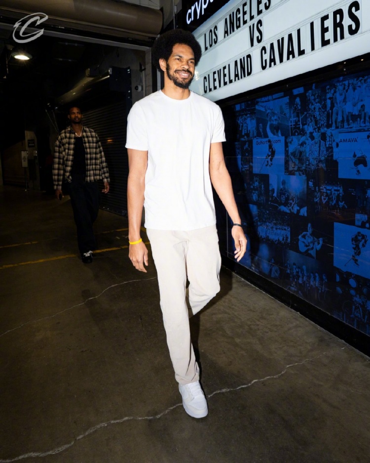 俱乐部世界杯-客战湖人！骑士入场穿搭：哈登蓝白配最亮眼 米切尔简约白配棕