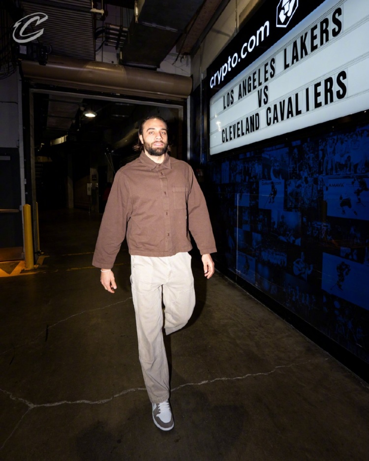 俱乐部世界杯-客战湖人！骑士入场穿搭：哈登蓝白配最亮眼 米切尔简约白配棕