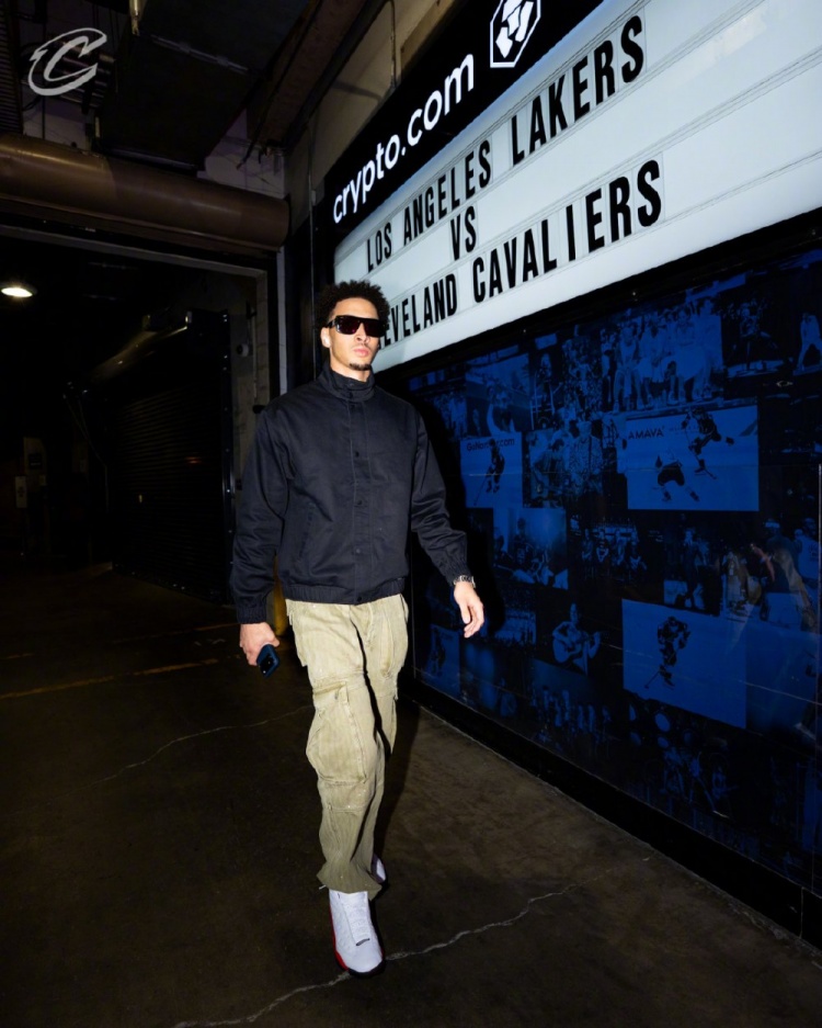 俱乐部世界杯-客战湖人！骑士入场穿搭：哈登蓝白配最亮眼 米切尔简约白配棕